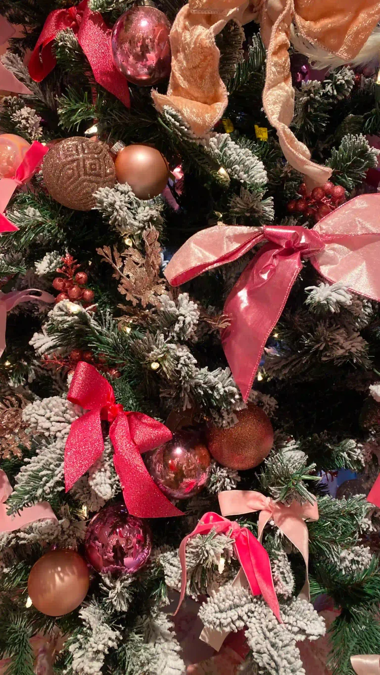 15 Flocked Christmas Tree Ideas That Turn Your Home into a Winter Wonderland