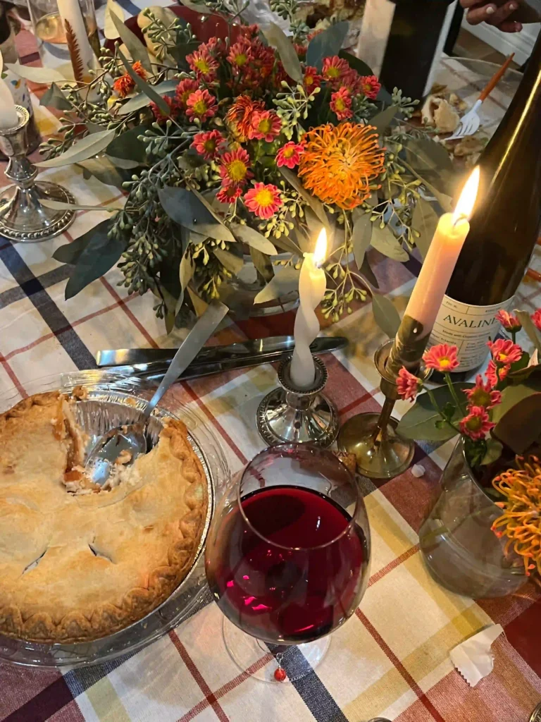 21 Insanely Good Friendsgiving Decor Ideas That Your Friends Will Obsess Over!