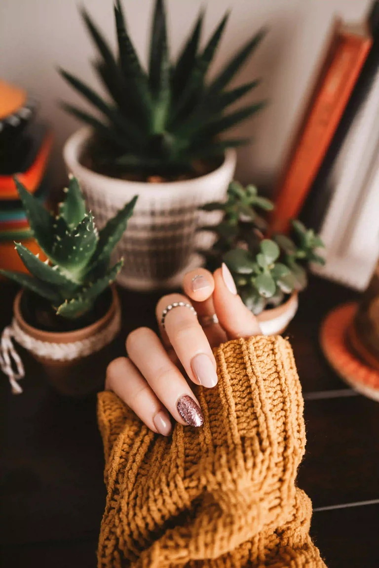 17 Simple Thanksgiving Nails You’ll Want to Copy This Year