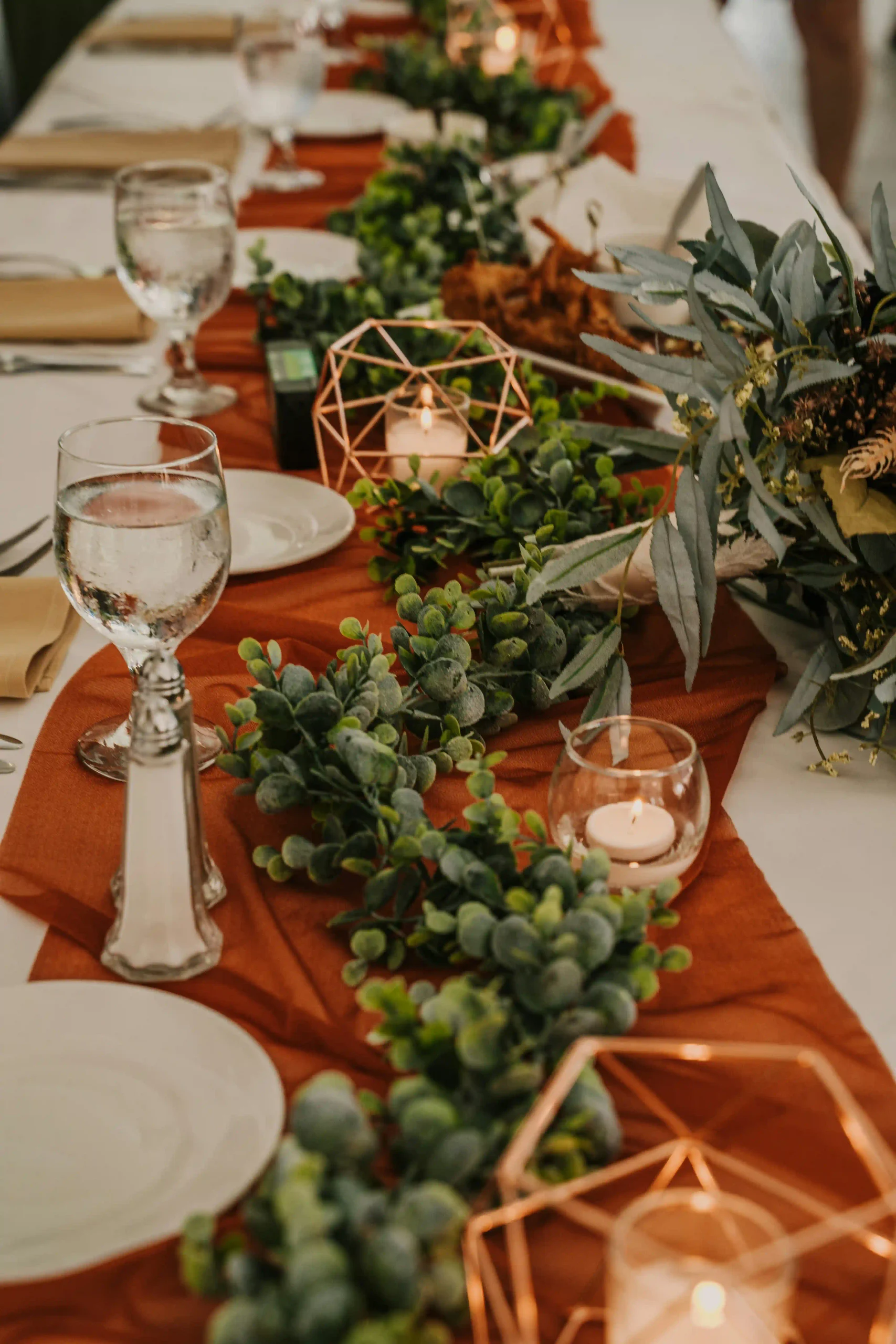 21 Thanksgiving Table Settings Ideas You’ll Want to Copy This Year