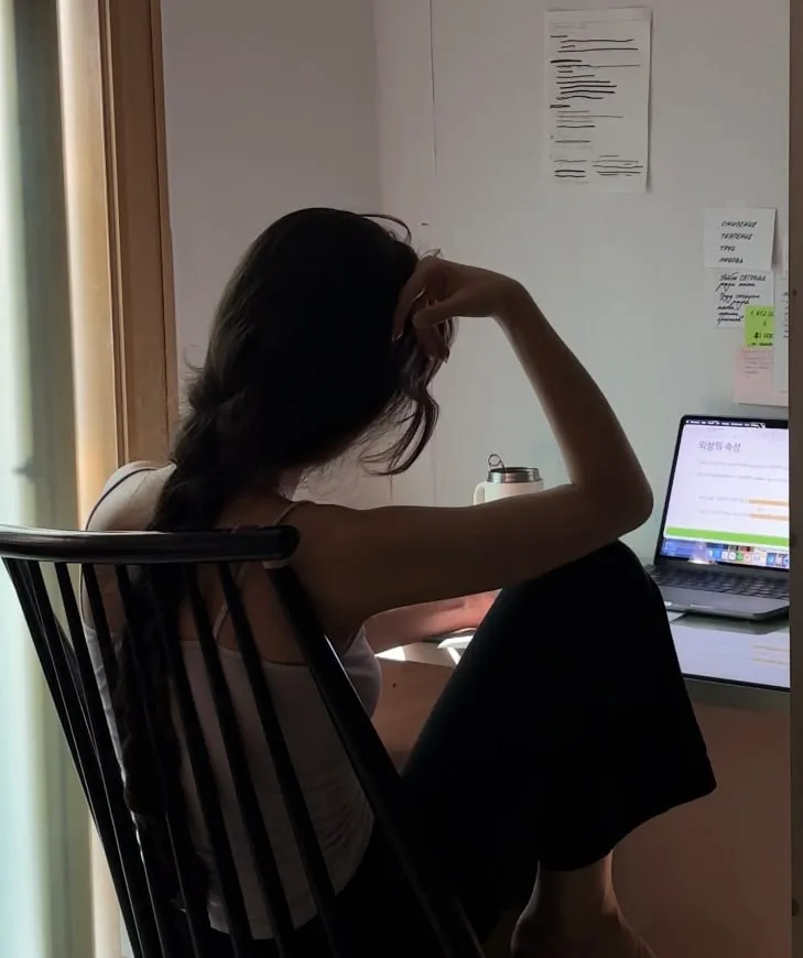 Narcissist red flags with a woman sitting at a desk with her head in her hand