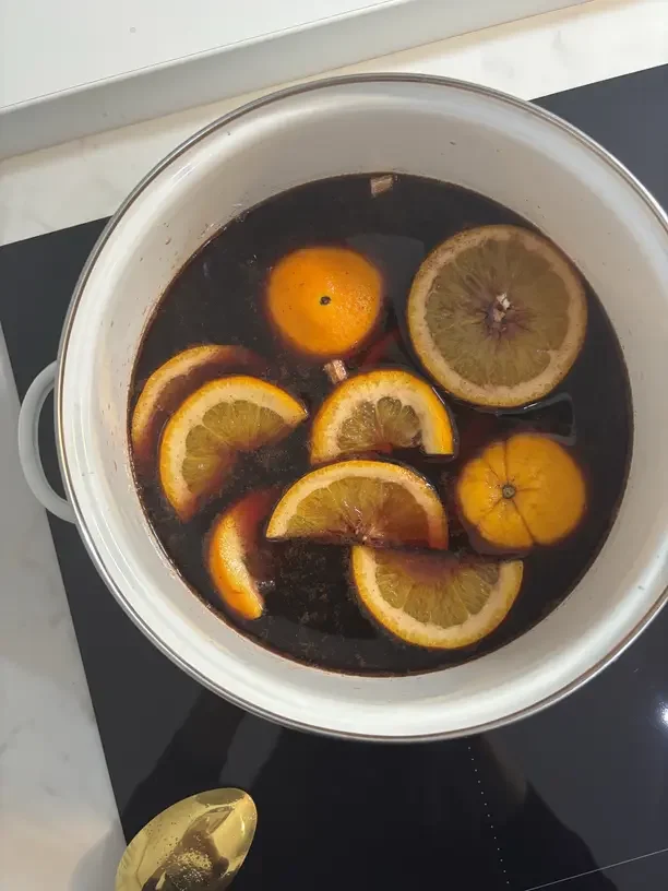What to boil to make house smell good, a simmer pot with orange slices and spices